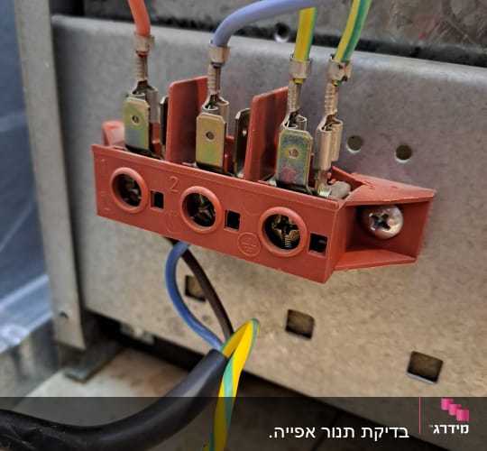 חיבורי חשמל עם חוטים צבעוניים בלוח חשמל